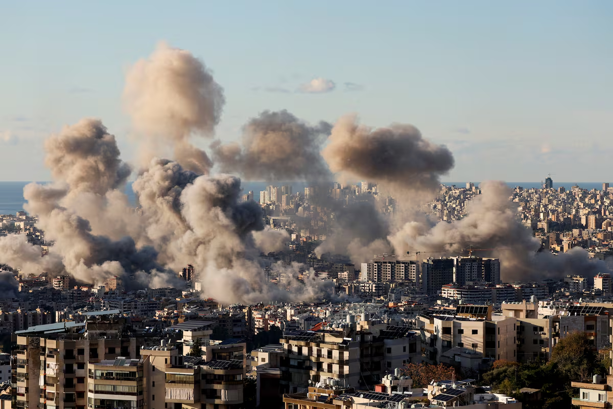 Columnas de humo tras los ataques del ejército israelí sobre los suburbios del sur de Beirut, este martes. | Gentileza MOHAMED AZAKIR (REUTERS) Columnas de humo tras los ataques del ejército israelí sobre los suburbios del sur de Beirut, este martes. | Gentileza MOHAMED AZAKIR (REUTERS)