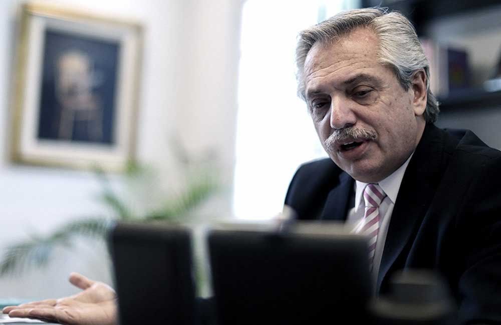 Alberto F. dialogando por teléfono con Lacalle Pou (Foto: Télam).