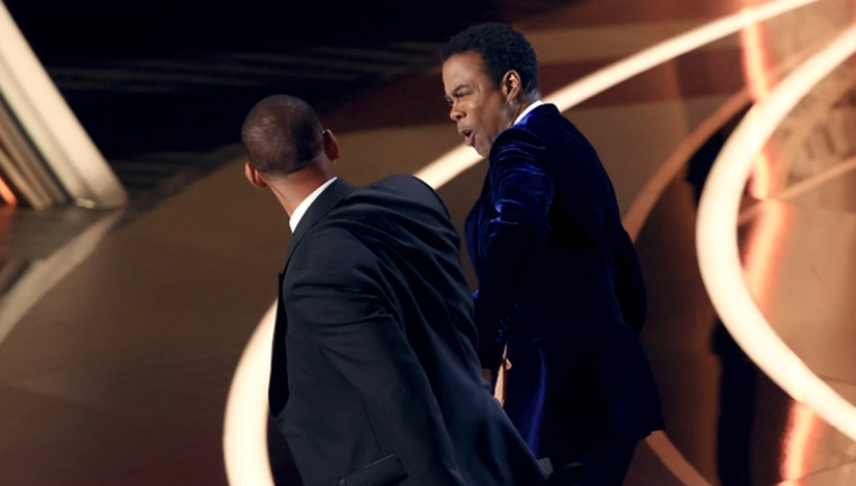 El golpe de Will Smith a Chris Rock en medio de la ceremonia de los Oscars.