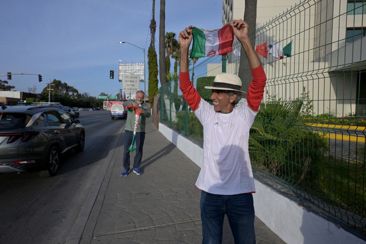 Los hinchas mexicanos aportan color y clima popular a una Copa cuya controversia comercial se concentra sobre todo en Estados Unidos, donde la lógica del show deportivo marca el pulso del torneo. Los hinchas mexicanos aportan color y clima popular a una Copa cuya controversia comercial se concentra sobre todo en Estados Unidos, donde la lógica del show deportivo marca el pulso del torneo.
