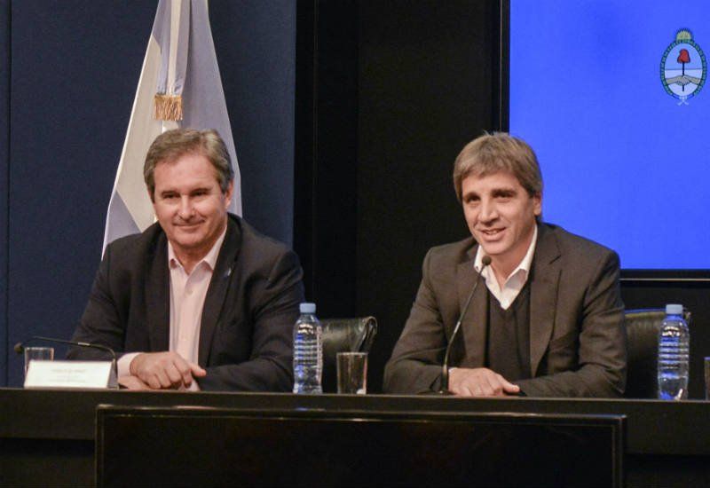 Luis Caputo y Pablo Quirno, dicen, quieren postergar o menguar la nueva Ley de Patentes medicinales. Luis Caputo y Pablo Quirno, dicen, quieren postergar o menguar la nueva Ley de Patentes medicinales.