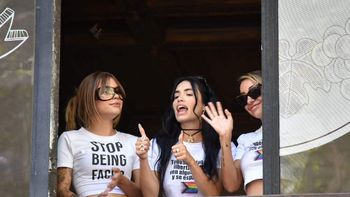Taichu, Lali y María, juntas respaldando a la comunidad LGTBIQ+. Imagen: Alejandra Morasano / Página/12. Taichu, Lali y María, juntas respaldando a la comunidad LGTBIQ+. Imagen: Alejandra Morasano / Página/12.