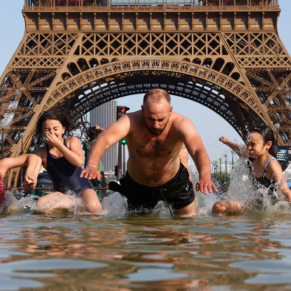 La gente se refresca en la Fuente del Trocadero, junto a la Torre Eiffel por calor extremo. Foto: Reuters La gente se refresca en la Fuente del Trocadero, junto a la Torre Eiffel por calor extremo. Foto: Reuters