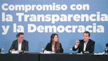 El ministro de Economía y candidato a presidente de Unión por la Patria, Sergio Massa, en un acto junto a referentes universidades nacionales, organizaciones e instituciones de la sociedad civil y organismos de control, donde se realizó la firma de un compromiso público con la transparencia. El ministro de Economía y candidato a presidente de Unión por la Patria, Sergio Massa, en un acto junto a referentes universidades nacionales, organizaciones e instituciones de la sociedad civil y organismos de control, donde se realizó la firma de un compromiso público con la transparencia.