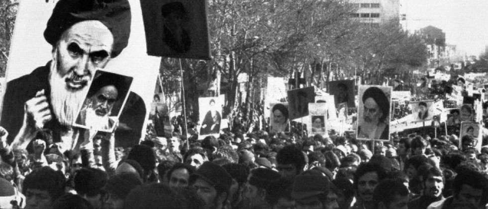 Acontecimiento famoso: turba chií avanzando sobre la embajada estadounidense en Teherán. Acontecimiento famoso: turba chií avanzando sobre la embajada estadounidense en Teherán.