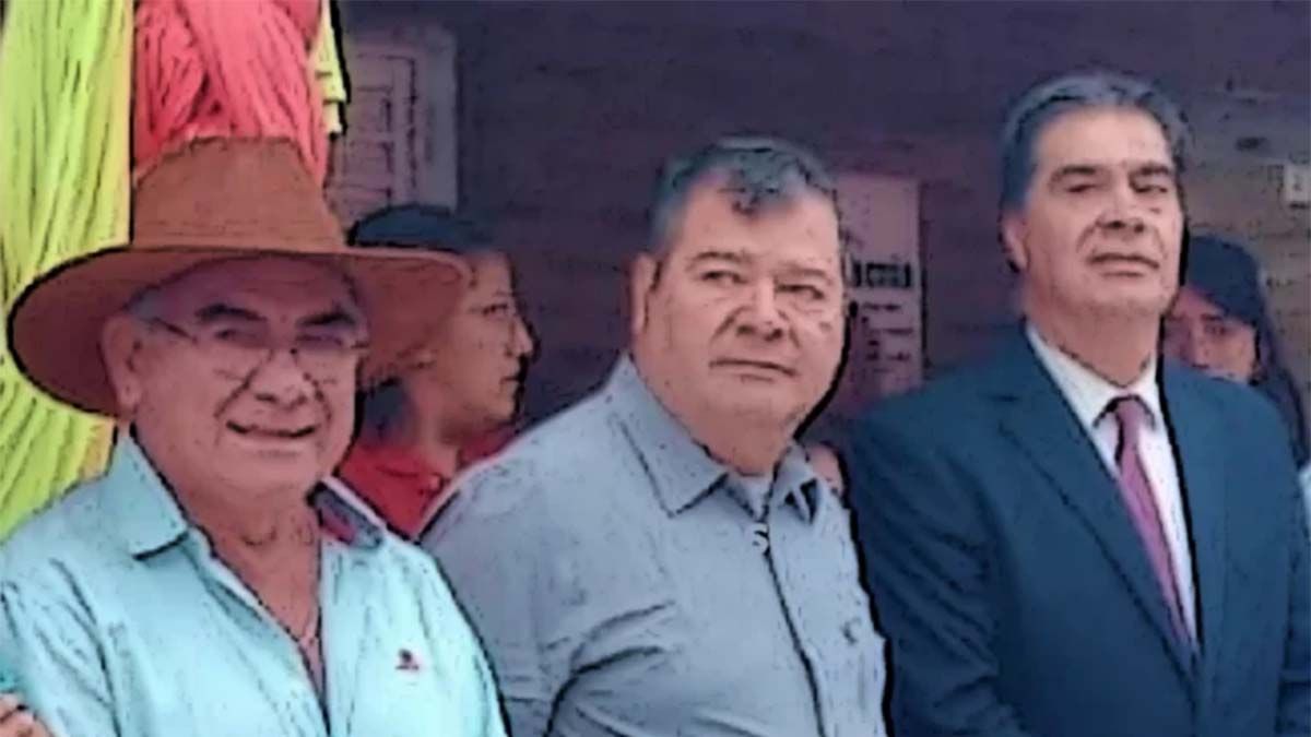 Quintín Gómez de sombrero, con Jorge Capitanich durante un acto.