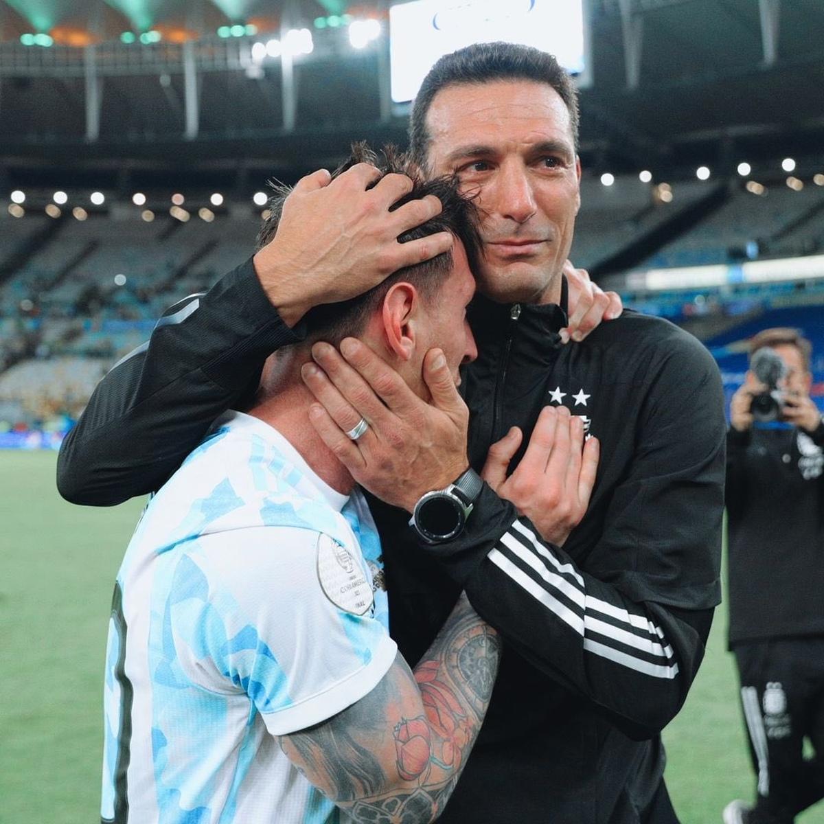 Scaloni abraza emocionado a Messi por el triunfo en la final de la Copa América 2021.