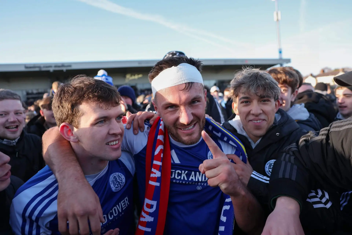 Paul Dawson, capitán del Macclesfield, festeja el triunfo ante el Crystal Palace en la FA Cup 2026.