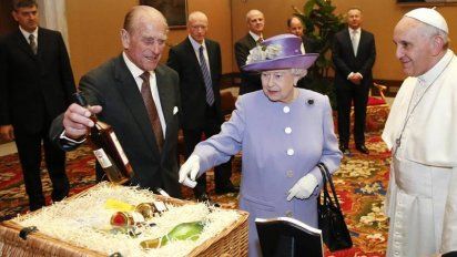 Amable entrevista del papa Bergoglio y la reina Isabel II