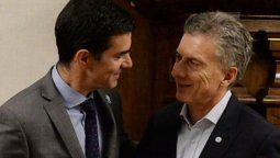 altText(En medio de las versiones, Macri adelantó su viaje y se reúne con Urtubey)}