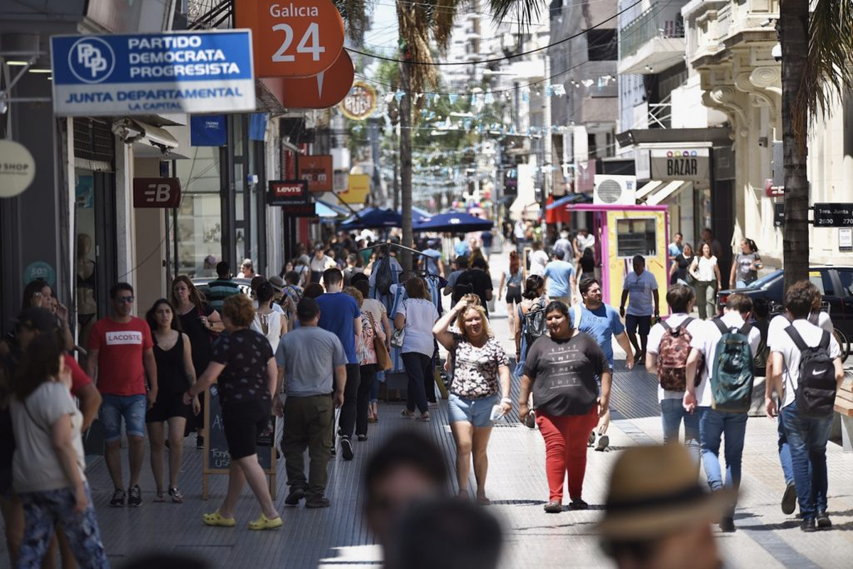 El Gobierno de Santa Fe bajó la alícuota al 2,5 % para comercios y establecimientos hoteleros con facturación anual de hasta 180 millones de pesos. El Gobierno de Santa Fe bajó la alícuota al 2,5 % para comercios y establecimientos hoteleros con facturación anual de hasta 180 millones de pesos. 