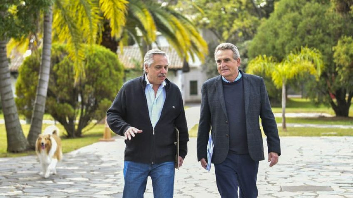 El titular de la AFI Agustín Rossi y el presidente Alberto Fernández.