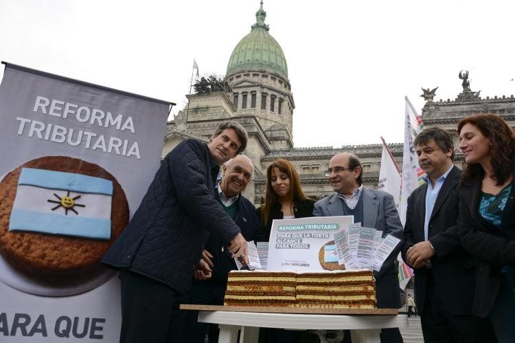 Los pre candidatos de JUNTOS en UNEN explicaron sus proyectos sobre el sistema tributario y repartieron torta