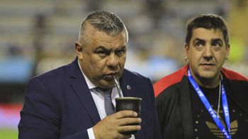 Insultos enardecidos a Chiqui Tapia en los estadios: el hincha le soltó la mano