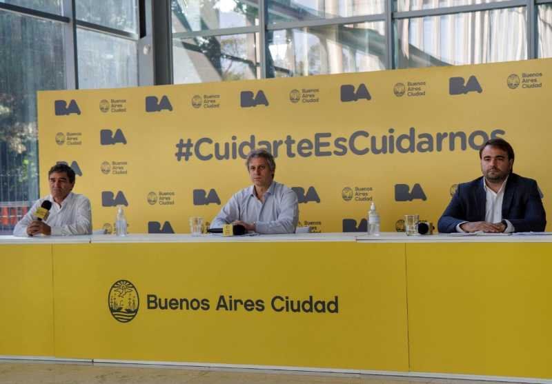 El jefe de Gabinete porteño, Felipe Miguel, junto al ministro de Salud, Fernán Quirós, y el jefe de Gabinete del Ministerio de Educación, Luis Bullrich, brindaron hoy (02/04) una conferencia de prensa en la que anunciaron medidas para el sector educativo, que incluyen el lanzamiento de una mesa de ayuda y apoyo escolar para los estudiantes y la entrega de una canasta alimentaria quincenal en 1.200 escuelas de la Ciudad de Buenos Aires. Foto NA
