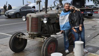 El primer tractor estacionado en la costanera norte El primer tractor estacionado en la costanera norte