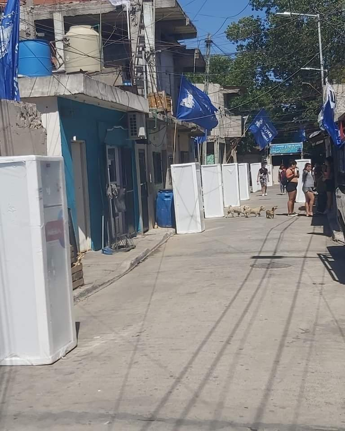 Emilio Pérsico del Movimiento Evita junto a Jorge Ferraresi entregraron heladeras en Avellaneda.