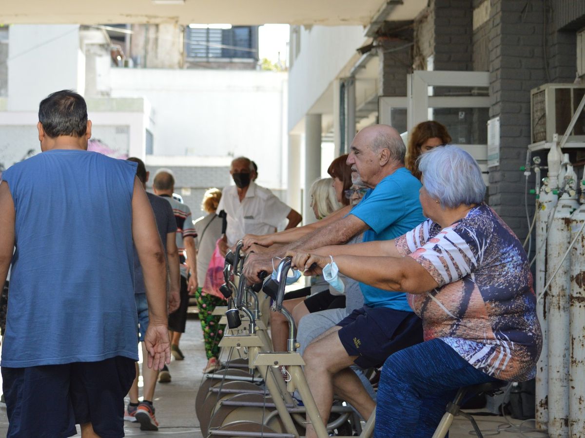 La espalda encorvada como una joroba causa dificultades respiratorias, cuyo tratamiento en la especialidad en el Centro de Rehabilitación Respiratoria del Hospital Eduardo Cetrángolo, en Vicente López. La espalda encorvada como una joroba causa dificultades respiratorias, cuyo tratamiento en la especialidad en el Centro de Rehabilitación Respiratoria del Hospital Eduardo Cetrángolo, en Vicente López.