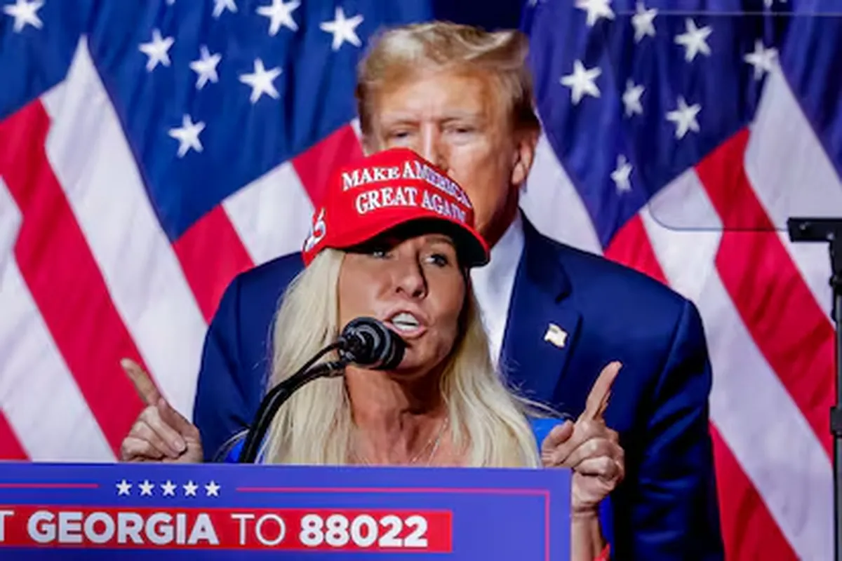 La republicana Marjorie Taylor Greene hizo campaña a favor de Trump (al fondo) en su distrito de Georgia el 9 de marzo de 2024. Ahora, tras haber roto con la administración por el caso Epstein, se muestra indignada por los seis militares estadounidenses muertos en la guerra contra Irán y por los 140 soldados heridos (quemaduras graves y traumatismo encefálicos) La republicana Marjorie Taylor Greene hizo campaña a favor de Trump (al fondo) en su distrito de Georgia el 9 de marzo de 2024. Ahora, tras haber roto con la administración por el caso Epstein, se muestra indignada por los seis militares estadounidenses muertos en la guerra contra Irán y por los 140 soldados heridos (quemaduras graves y traumatismo encefálicos)