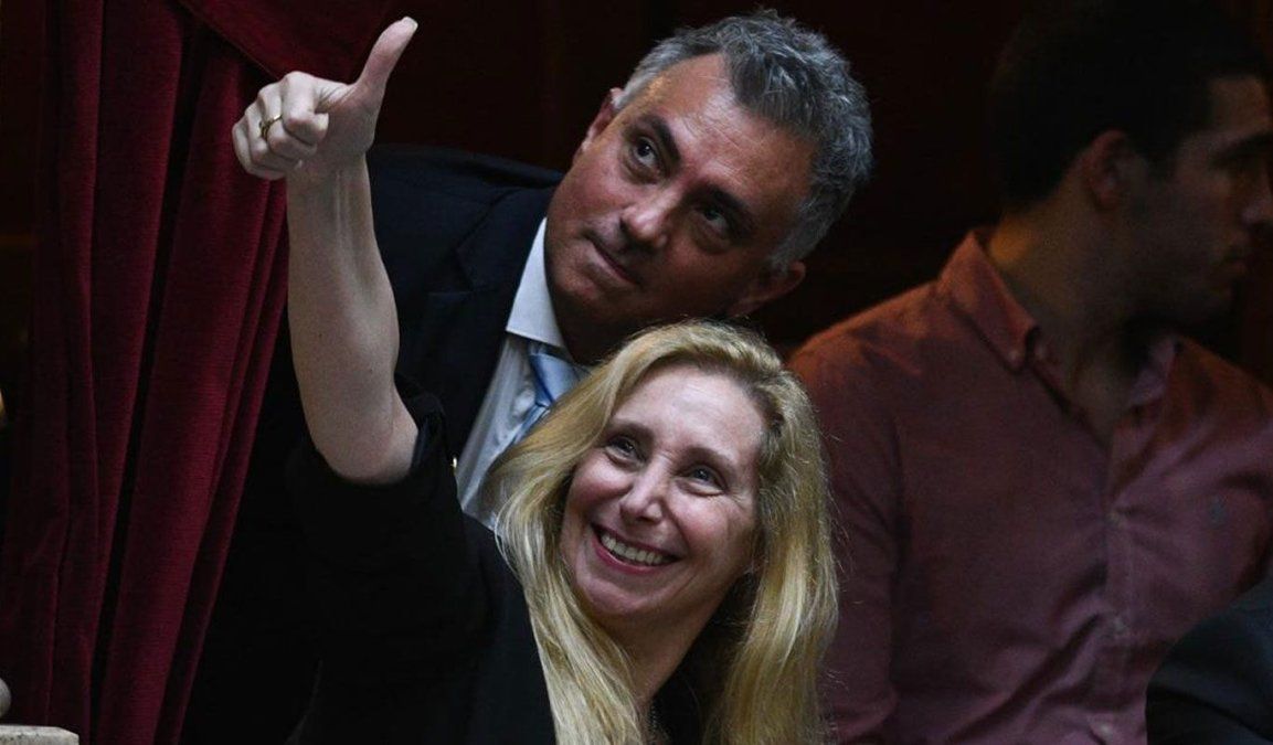 Karina Milei y Sebastían Pareja, 2 autitos chocadores. Karina Milei y Sebastían Pareja, 2 autitos chocadores.