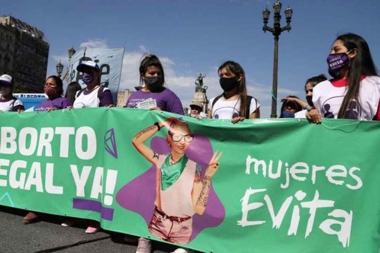 Evita pro-aborto es tan ridículo como aquel Perón Evita la patria socialista de los años 70.