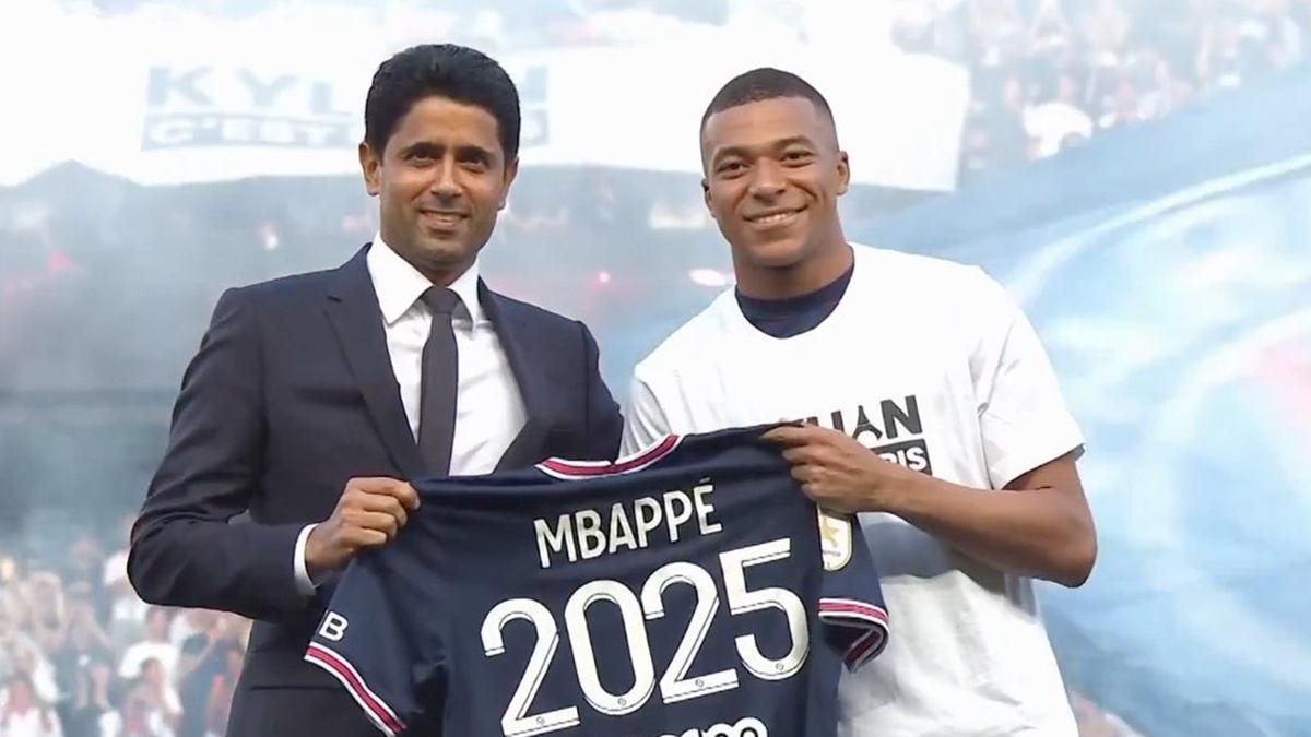 Nasser Al-Khelaïfi y Kylian Mbappe, renovando un difícil contrato.