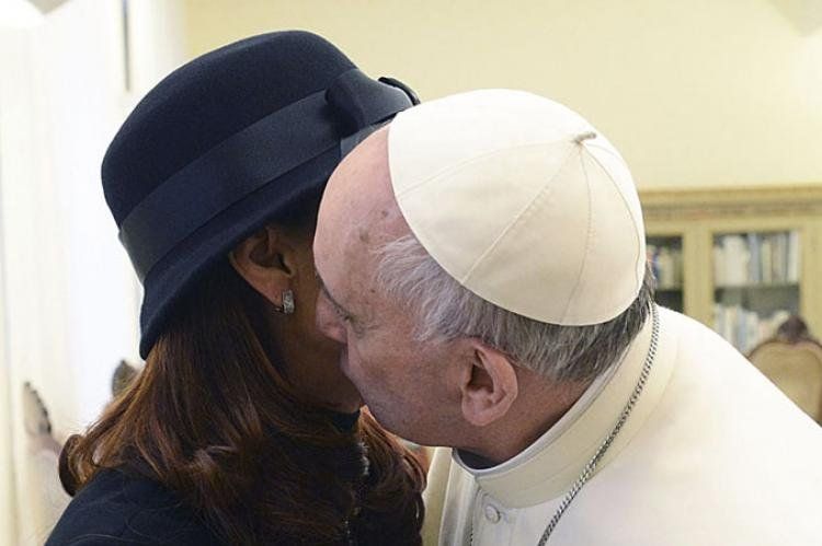 Beso papal en la primer visita de Cristina al Vaticano con Bergoglio como Sumo Pontífice.