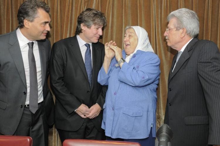 El Presidente de la CNV, Alejandro Vanoli, junto al entonces ministro de Economía Amado Boudou, al Presidente del Banco de la Nación Argentina, Juan Carlos Fàbrega, y a Hebe de Bonafini (Foto archivo NA)