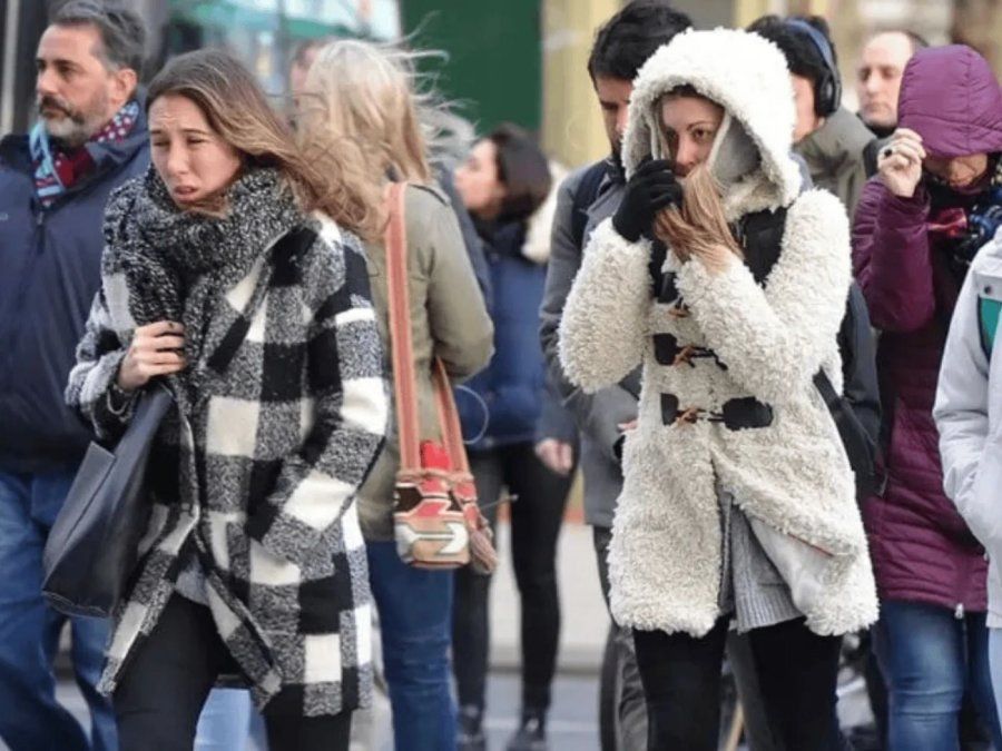 "El tiempo, el implacable, el que vendrá", diría el compositor cubano. De acuerdo al reporte del SMN, las temperaturas mínimas no superarán los 6 grados, a excepción de este domingo 24/5, y las máximas tendrán como techo los 17. Con el correr de los días, el descenso de las marcas térmicas se hará más evidente, ya de cara a lo que será el fin de semana largo por el feriado del lunes 25 de mayo. "El tiempo, el implacable, el que vendrá", diría el compositor cubano. De acuerdo al reporte del SMN, las temperaturas mínimas no superarán los 6 grados, a excepción de este domingo 24/5, y las máximas tendrán como techo los 17. Con el correr de los días, el descenso de las marcas térmicas se hará más evidente, ya de cara a lo que será el fin de semana largo por el feriado del lunes 25 de mayo.