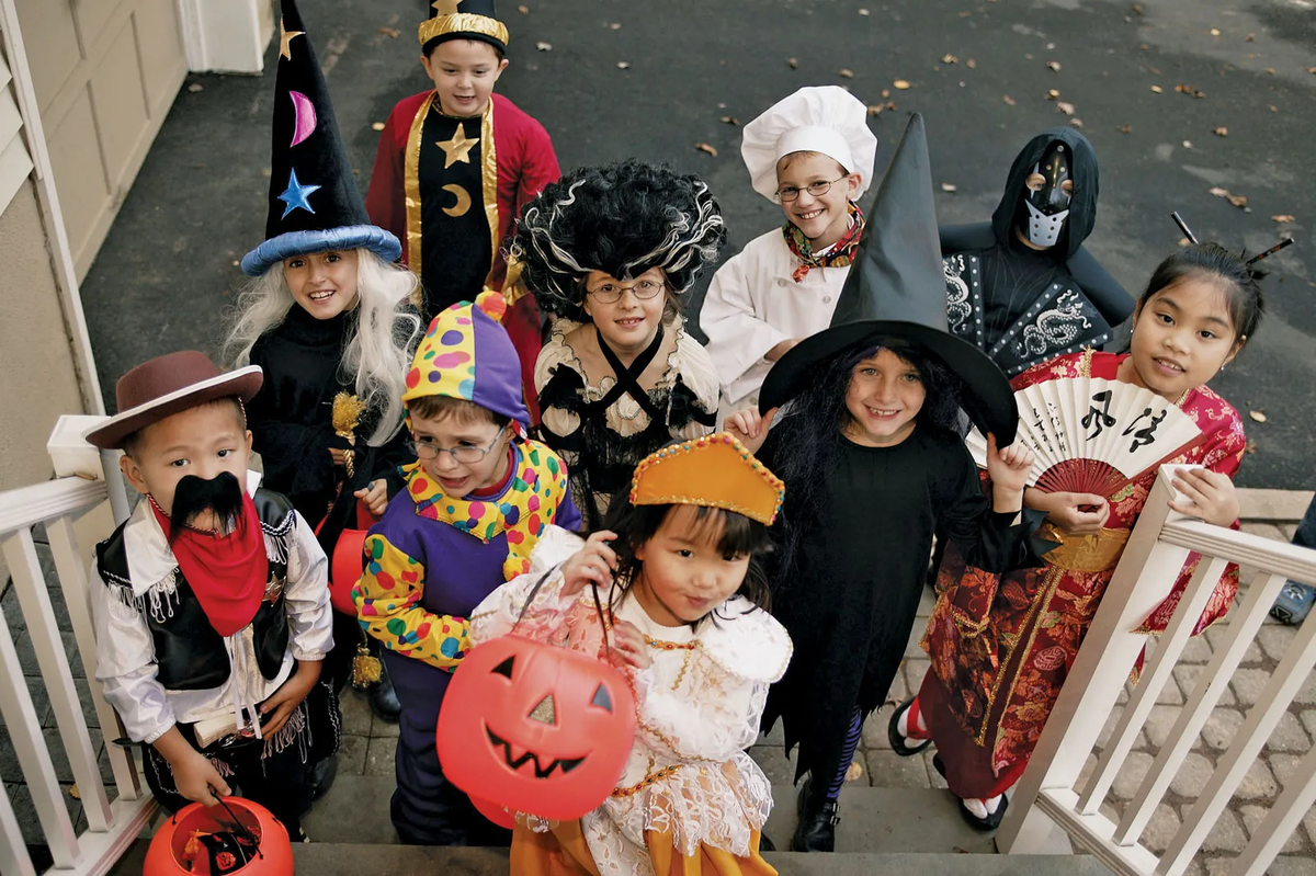 Halloween se celebra actualmente en gran parte del mundo. Entre las tradiciones más populares, los más chicos se disfrazan y piden golosinas en cada casa a cambio de no jugarles bromas a sus dueños ("dulce o truco"). Halloween se celebra actualmente en gran parte del mundo. Entre las tradiciones más populares, los más chicos se disfrazan y piden golosinas en cada casa a cambio de no jugarles bromas a sus dueños ("dulce o truco").
