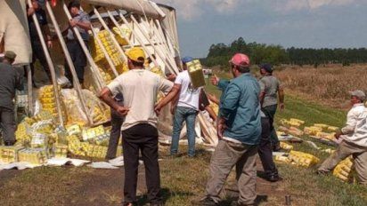 Un camión con 26.000 kilos de yerba volcó y la gente se llevó parte de la carga
