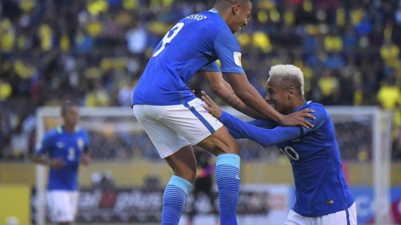 Los jugadores brasileños celebran la victoria frente a Ecuador por 0-3 por el partido que correspondió a la séptima fecha de las Eliminatorias Sudamericanas para la Copa Mundial de Fútbol Rusia 2018