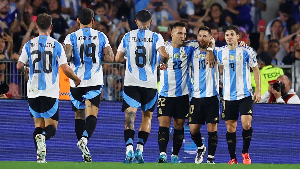 La Selección Argentina, conocida como “La Scaloneta”, continúa en el primer puesto del ranking FIFA mientras que Francia se encuentra en el segundo lugar. La Selección Argentina, conocida como “La Scaloneta”, continúa en el primer puesto del ranking FIFA mientras que Francia se encuentra en el segundo lugar.