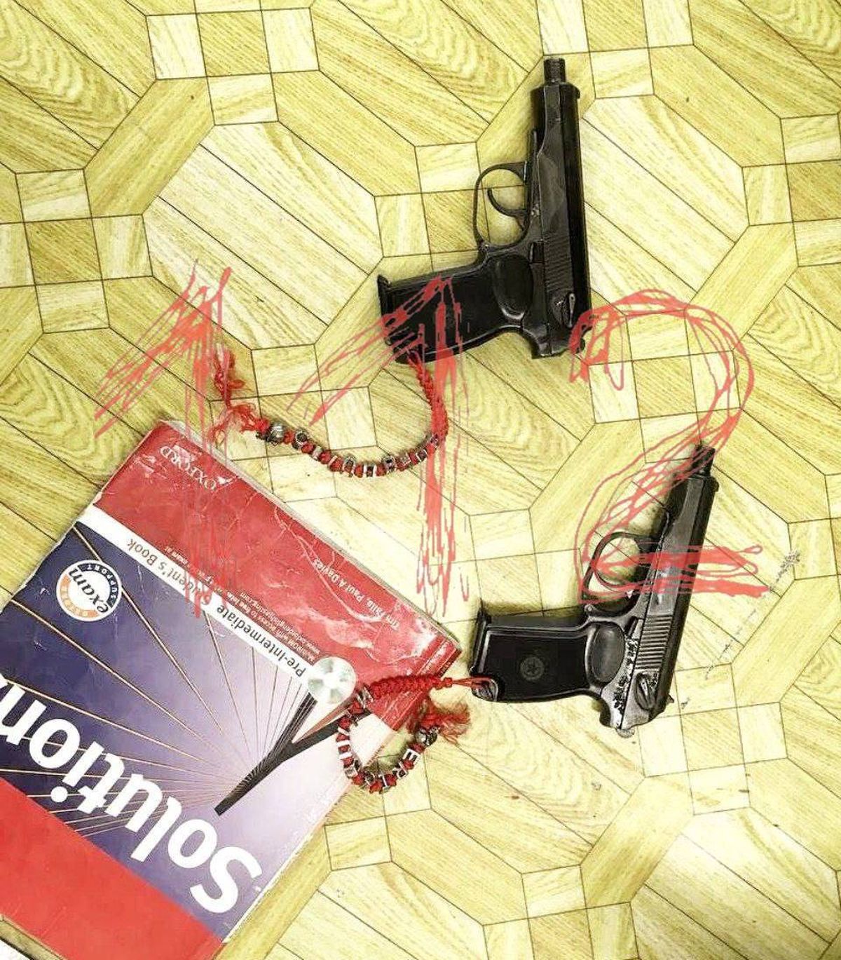 Las dos pistolas del asesino. Fuente: Enews 112.