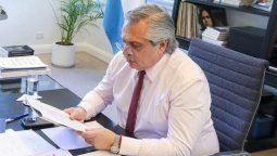 altText(Insólito: No hay dólares y el Gobierno autorizó usarlos para importar 40.000 latas de durazno)}