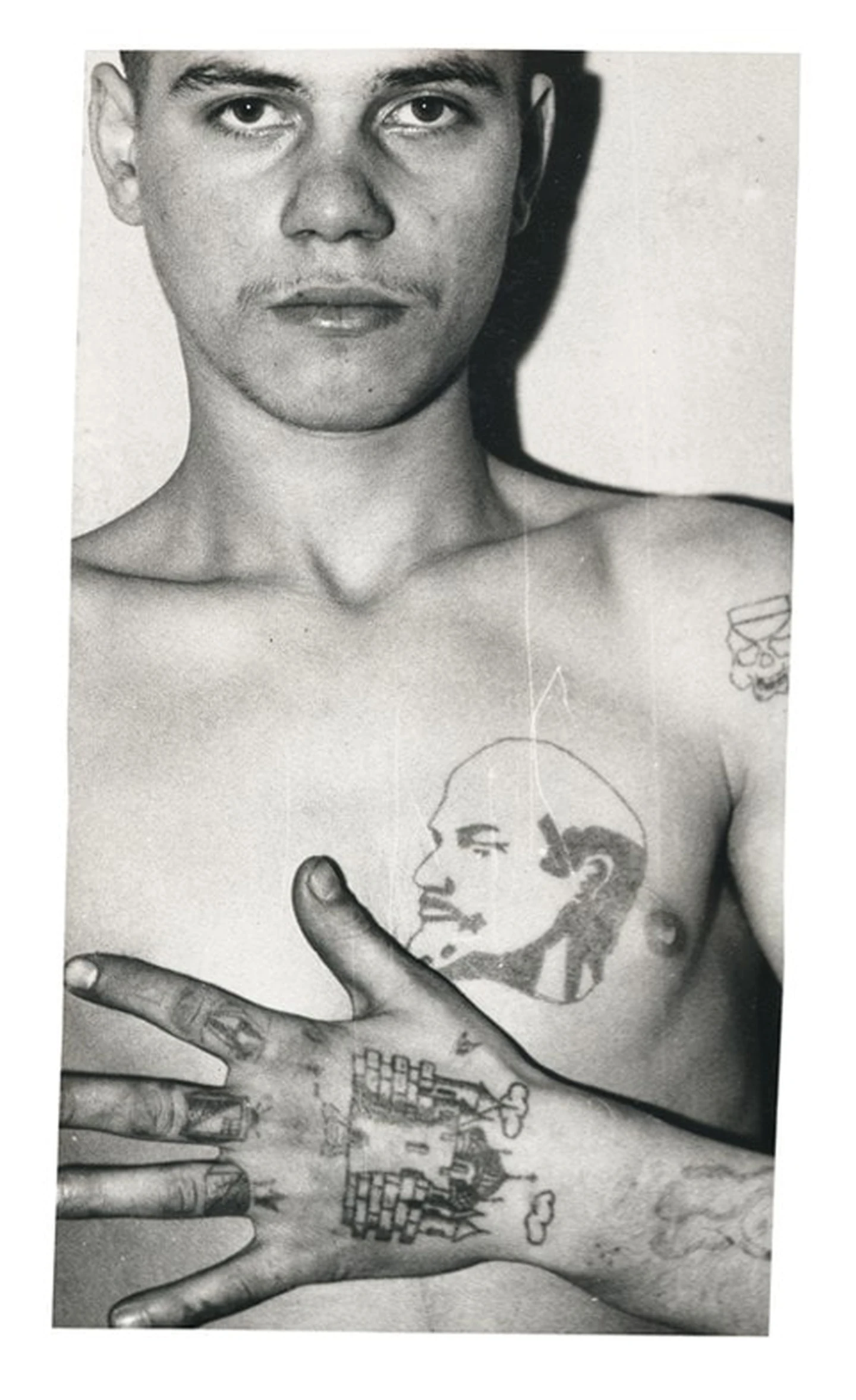 Archivos policiales de tatuajes criminales rusos, publicados por FUEL | Cortesía de Russian Criminal Tattoo Police Files Vol 1, publicado por FUEL.