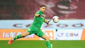 El regalo del Dibu Martínez: salvó al Villa y festejó con un look navideño