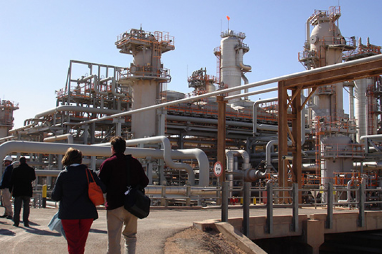 Un grupo de islamistas que se hace llamar El Batallón de Sangre tomó un complejo cerca de un campo de gas en Argelia, reteniendo a 41 rehenes extranjeros y a 150 trabajadores locales.