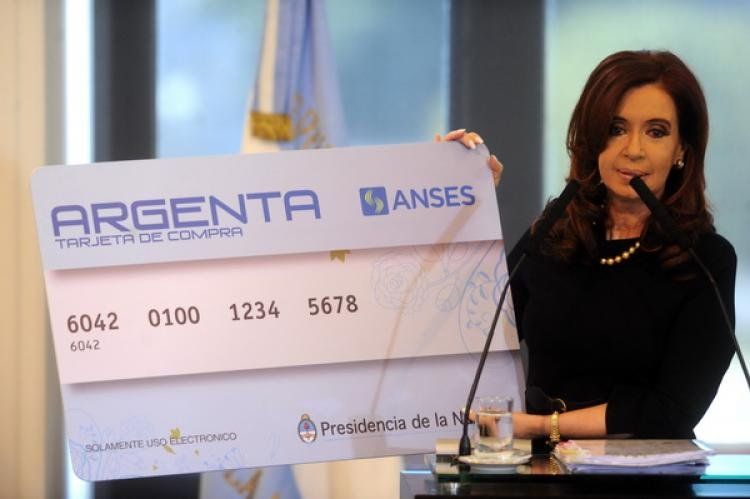 Cristina, con una réplica amplificada de la tarjeta