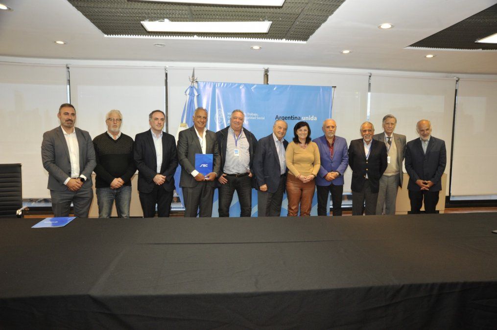Todas las partes después de firmar en el ministerio de Trabajo&nbsp;