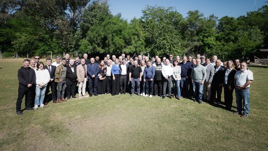 Intendentes con Axel Kicillof. Intendentes con Axel Kicillof.