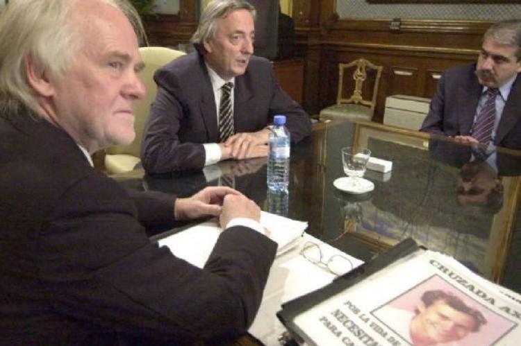 Juan Carlos Blumberg con Kirchner y Aníbal F. en 2004.