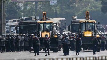 masiva protesta contra el ejercito en myanmar, tras los 2 muertos del sabado masiva protesta contra el ejercito en myanmar, tras los 2 muertos del sabado