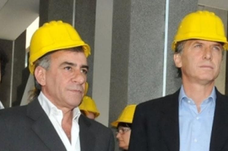 Con casco, Jesùs Cariglino y Mauricio Macri; observa, Jorge Macri.