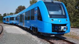 El tren a hidrógeno es una realidad en Europa desde noviembre 2020. La empresa Deutsche Bahn, responsable de operar las redes ferroviarias nacionales de Alemania, presentó en la pequeña ciudad de Bremervörde, en Baja Sajonia, al norte de Alemania, el tren Coradia iLint, construidos por TGV Alstom, para recorrer una ruta de 100 kilómetros. Vapor y agua es lo único que deja a su paso el primer tren de hidrógeno en entrar en servicio comercial en el mundo.