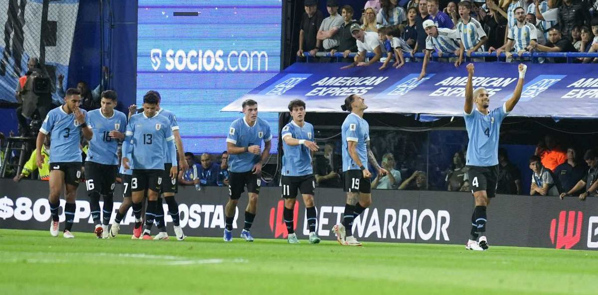 Uruguay, dirigido por Marcelo Bielsa, quedó como escolta de Argentina tras ganarle 0-2 por las Eliminatorias para el Mundial 2026 mientras que Brasil sumó otra caída. (Foto: Noticias Argentinas)