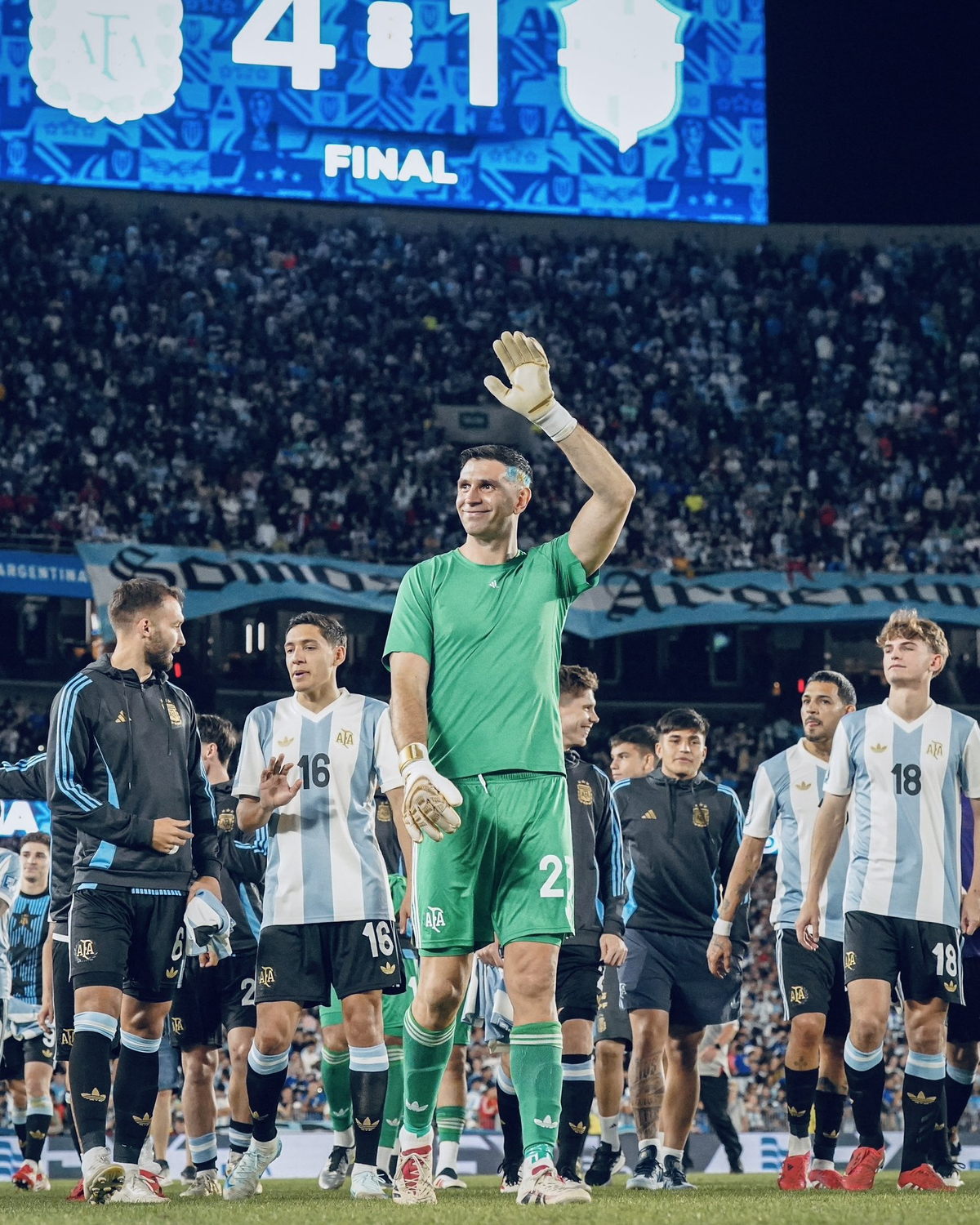 El "Dibu" Martínez saludando a la gente luego de la goleada a Brasil. El "Dibu" Martínez saludando a la gente luego de la goleada a Brasil.