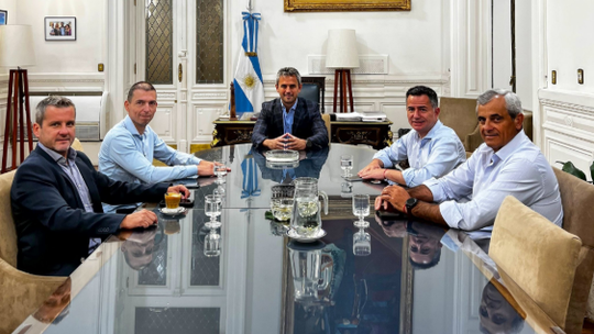 Tres radicales se cruzaron de vereda y ahora están del lado de Javier Milei. Tres radicales se cruzaron de vereda y ahora están del lado de Javier Milei.