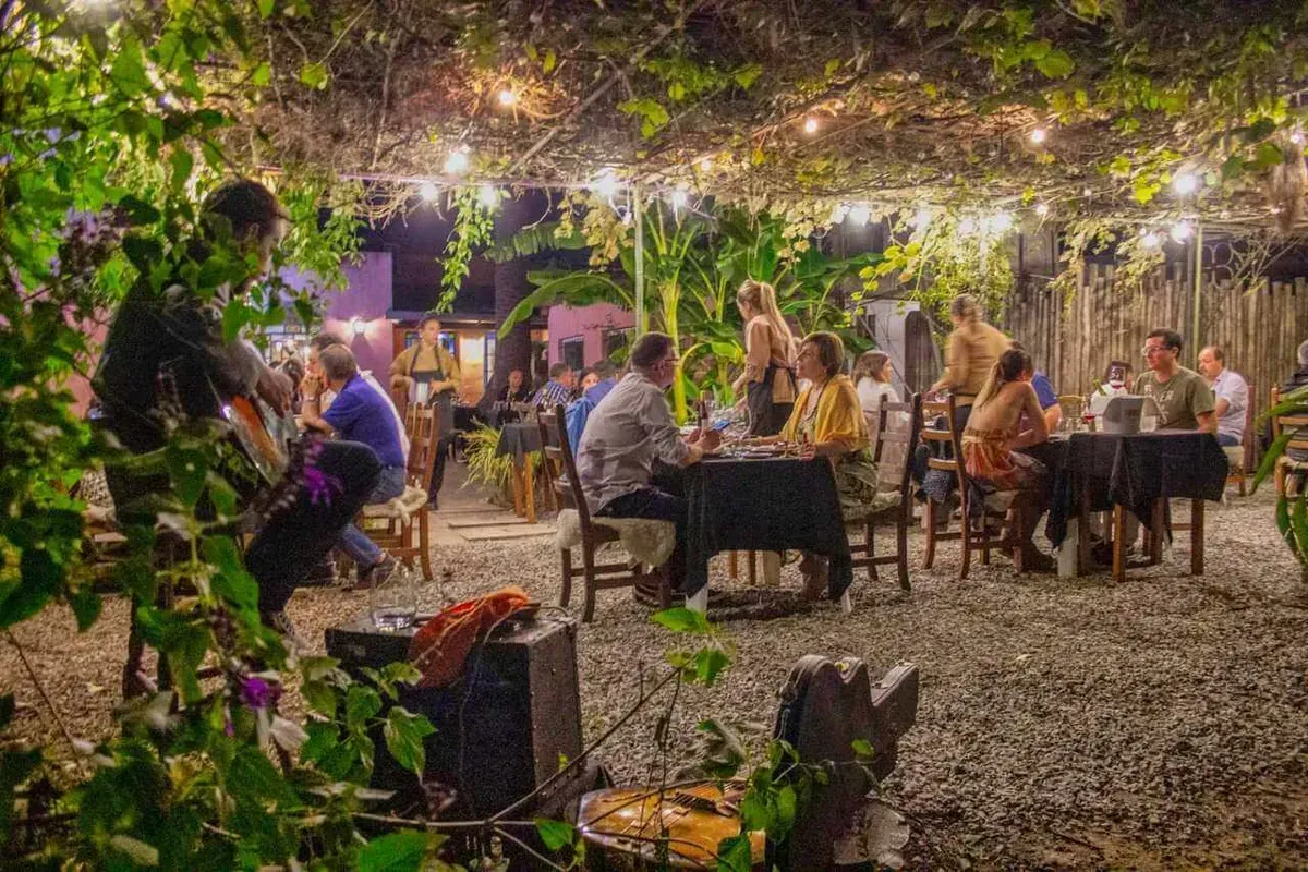 La parte exterior se encuentra decorada con luces y enredaderas que ofrecen un ambiente cálido y romántico para el turismo.