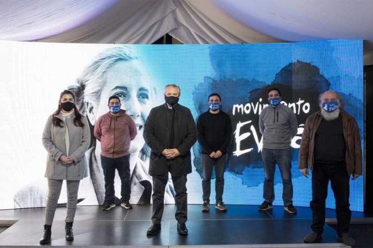 Alberto Fernández con dirigentes del Movimiento Evita, entre ellos, la intendentes de Moreno, Mariel Fernández (extremo izquierdo). Foto: NA.